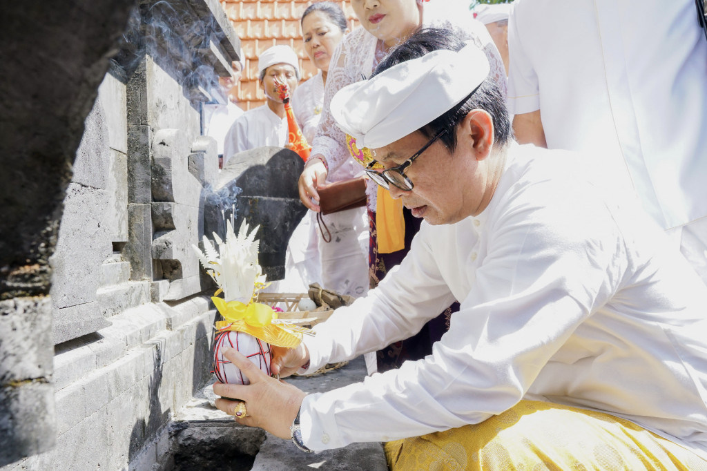 Sekda Badung Melaspas dan Mendem Pedagingan di Balai Subak Abian Sari Tani Desa Baha